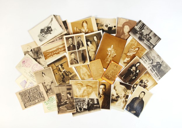 A large quantity of postcards of various kabuki actors spread out in a pile.