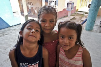 Girls at Tenosique Migrant Shelter. Photo by Víctor M. Espinosa. CC BY-NC-ND.